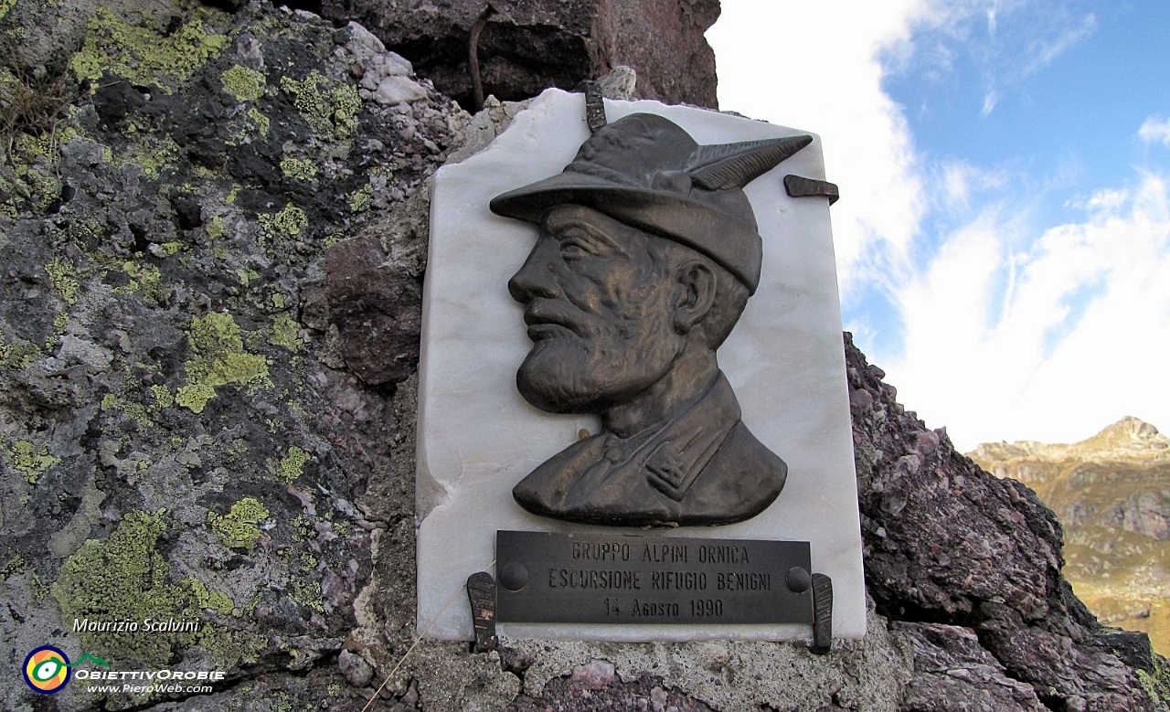 10 La targa degli Alpini di Ornica, in cima al canalino di risalita del Pizzo di Giacomo....JPG